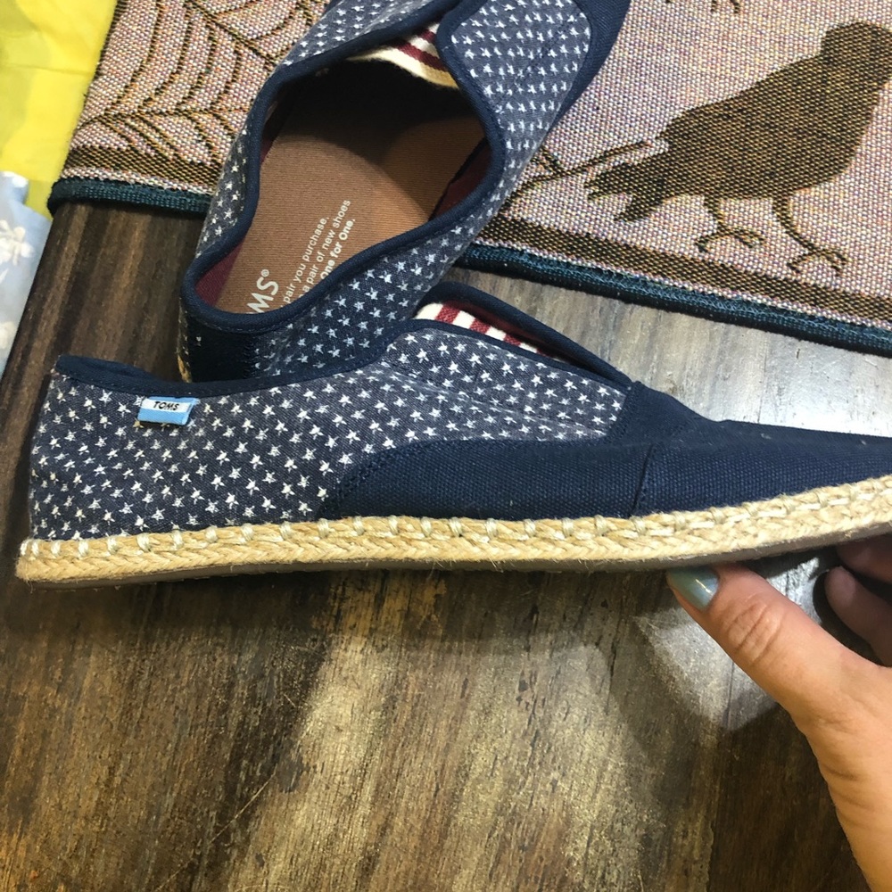 Toms - Picture 2 of 6